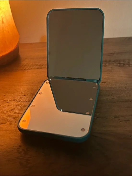 NWOT Portable LED Lighted Compact Mirror in Teal (battery included) - Picture 2 of 5
